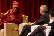 Его Святейшество Далай-лама во время дискуссии «Светская этика: истоки, основы и роль в обществе» в университете Южной Калифорнии. Лос-Анджелес, штат Калифорния. 3 мая 2011.