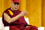 Его Святейшество Далай-лама во время лекции «Светская этика, человеческие ценности и общество». Лос-Анджелес, штат Калифорния. 3 мая 2011.