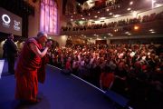Его Святейшество Далай-лама приветствует собравшихся на дискуссию «Светская этика: истоки, основы и роль в обществе» в университете Южной Калифорнии. Лос-Анджелес, штат Калифорния. 3 мая 2011.