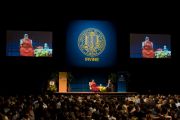 Его Святейшество Далай-лама читает лекцию "Сострадание и глобальное лидерство" в Калифорнийском университете в Ирвайне. 4 мая 2011
