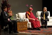 Его Святейшество Далай-лама на вручении награды "Международной амнистии". Лонг-Бич, штат Калифорния. 4 мая 2011