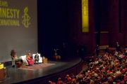 Его Святейшество Далай-лама на вручении награды "Международной амнистии". Лонг-Бич, штат Калифорния. 4 мая 2011