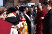 Члены тибетской общины Миннесоты делают традиционные подношения Далай-ламе. Сент-Пол, штат Миннесота. 7 мая 2011.