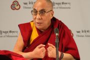 Его Святейшество Далай-лама во время пресс-конференции. Миннеаполис, штат Миннесота. 7 мая 2011.