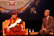 Его Святейшество Далай-лама отвечает на вопросы слушателей после лекции "Обретение мира на Земле через внутреннее умиротворение". Университет Миннесоты, Миннеаполис, США. 8 мая 2011.