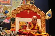 Его Святейшество Далай-лама во время посвящения Будды Медицины в университете Миннесоты, Миннеаполис, США. 8 мая 2011.