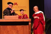 Его Святейшество Далай-лама во время во время вручения ему диплома почетного доктора университета Миннесоты, Миннеаполис, США. 8 мая 2011.