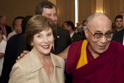 В Южном методистском университете Его Святейшество Далай-ламу встретила Лора Буш. Даллас, штат Техас. 9 мая 2011. Фото: Hillsman S Jackson