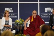Его Святейшество Далай-лама отвечает на вопросы слушателей после беседы с президентом Дж.У.Бушем в президентском центре. Даллас, штат Техас. 10 мая 2011. Фото: Layne Murdoch
