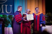 Его Святейшество Далай-лама с дипломом почетного доктора Южного методистского университета. Даллас, штат Техас. 9 мая 2011. Фото: David Leeson