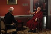 Его Святейшество Далай-лама дает интервью для программу PBS в президентском центре Дж.У.Буша. Даллас, штат Техас. 10 мая 2011. Фото: Layne Murdoch