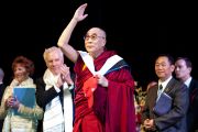Его Святейшество Далай-лама приветствует собравшихся на 10-м Хартовском форуме глобальных лидеров в Южном методистском университете. Даллас, штат Техас. 9 мая 2011. Фото: Hillsman S Jackson