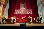 Его Святейшество Далай-лама принял участие в дискуссии "Перековать мечи на орала: многообразие путей ненасилия" в университете Арканзаса. Файеттвиль, штат Арканзас. 11 мая 2011