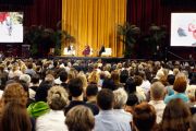 Его Святейшество Далай-лама во время публичной лекции в университете Арканзаса. Файеттвиль, штат Арканзас. 11 мая 2011