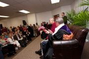 В перерыве перед лекцией Его Святейшество Далай-лама обратился с краткой речью к небольшому количеству специально приглашенных гостей. Файеттвиль, штат Арканзас. 11 мая 2011