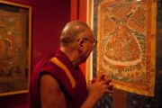 Его Святейшество Далай-лама знакомится с экспозицией выставки тибетсого искусства в музее Ньюарка, штат Нью-Джерси. 13 мая 2011. Фото: Raymond Adams