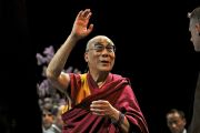 Его Святейшество Далай-лама приветствует собравшихся на Мирном образовательном саммите в Ньюарке, штат Нью-Джерси. 14 мая 2011. Фото: Sonam Zoksang
