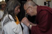 Его Святейшество Далай-лама и участник саммита из Колумбии. Ньюарк, штат Нью-Джерси. 14 мая 2011. Фото: Sonam Zoksang