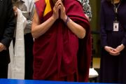 Его Святейшество Далай-лама молится перед песчаной мандалой в музее Ньюарка, штат Нью-Джерси. 13 мая 2011. Фото: Raymond Adams