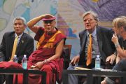 Его Святейшество Далай-лама, д-р Туптен Джинпа, Роберт Турман и Джоди Уильямс слушают вопрос во время Мирного образовательного саммита в Ньюарке, штат Нью-Джерси. 14 мая 2011. Фото: Sonam Zoksang