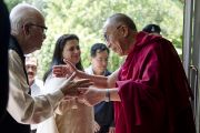 Его Святейшество Далай-лама встречает бывшего заместителя премьер-министра Индии Лал Кришну Адвани с дочерью в своей резиденции в Дхарамсале, Индия. 18 мая 2011. Фото: Тензин Чойджор (Офис ЕСДЛ)