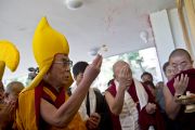 Его Святейшество Далай-лама освящает здание секретариата Кашага (кабинета министров) Центральной тибетской администрации. Дхарамсала, Индия. 2 июня 2011. Фото: Тензин Чойджор, ОЕСДЛ