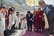 Его Святейшество Далай-лама направляется в главный зал Тибетской детской деревни. Дхарамсала, Индия. 4 июня 2011. Фото: Тензин Чойджор (Офис ЕСДЛ)