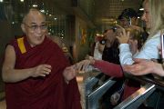 Жители Мельбурна приветствуют Далай-ламу в аэропорту. Мельбурн, Австралия. 9 июня 2011. Фото: DLAI