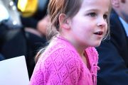 Во время молодежной конференции в Мельбурне маленькая девочка задает вопрос Далай-ламе. Мельбурн, Австралия. 10 июня 2011. Фото: Kunchok Gyzltsen/DLAI