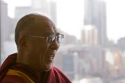 Его Святейшество Далай-лама в своем номере в гостинице. Мельбурн, Австралия. 9 июня 2011. Фото: DLAI