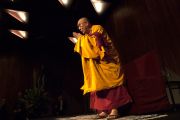 Его Святейшество Далай-лама приветствует аудиторию перед началом учений.  Мельбурн, Австралия. 12 июня 2011. Фото: Rusty Stewart/DLAI