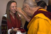 Его Святейшество Далай-лама шутливо приветствует свою последовательницу перед началом учений. Мельбурн, Австралия. 12 июня 2011. Фото: Rusty Stewart/DLAI