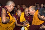 Его Святейшество Далай-лама с монахами из буддийских центров Австралии перед началом учений. Мельбурн, Австралия. 12 июня 2011. Фото: Rusty Stewart/DLAI