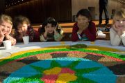 Дети у песчаной мандалы в выставочном комплексе Мельбурна во время учений Далай-ламы. Мельбурн, Австралия. 12 июня 2011. Фото: Rusty Stewart/DLAI