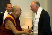 Его Святейшество Далай-лама и лидер национальной партии Уоррен Трас на встрече в парламенте Австралии. Канберра, Австралия. 14 июня. Фото: Rusty Stewart/DLIAL