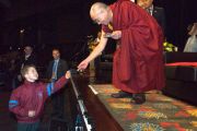 Его Святейшество Далай-лама обменивается подарками с молодым слушателем после публичной лекции. Канберра, Австралия. 14 июня. Фото: Rusty Stewart/DLIAL
