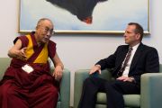 Его Святейшество Далай-лама и лидер оппозиции Тони Эбботт на встрече в парламенте Австралии. Канберра, Австралия. 14 июня. Фото: Rusty Stewart/DLIAL