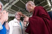 Его Святейшество Далай-лама здоровается с незрячей женщиной перед публичной лекцией. Брисбен, Австралия. 15 июня 2011. Фото: Rusty Stewart/DLAIL