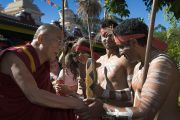 Группа танцоров-аборигенов приветствует Его Святейшество Далай-ламу в Институте Ченрези. Саншайн Коаст, Австралия. 16 июня 2011. Фото: Rusty Stewart/DLAIL