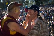 Его Святейшество Далай-лама утешает одну из слушательниц во время публичной лекции. Брисбен, Австралия. 17 июня. Фото: Rusty Stewart/DLAIL