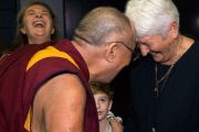 Его Святейшество Далай-лама cо своими слушателями после публичной лекции. Брисбен, Австралия. 17 июня. Фото: Rusty Stewart/DLAIL