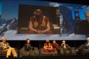Его Святейшество Далай-лама вместе с другими участниками форума "Наука об уме". Брисбен, Австралия. 17 июня. Фото: Rusty Stewart/DLAIL