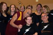 Его Святейшество Далай-лама и певцы хора, выступавшего после публичной лекции. Брисбен, Австралия. 17 июня. Фото: Rusty Stewart/DLAIL