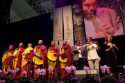 Тибетский музыкант Тензин Чогьял, монахи из монастыря Гьюто и австралийские музыканты во время концерта "Песни для Далай-ламы". Перт, Австралия. 19 июня 2011. Фото: Rusty Stewart/DLIAL