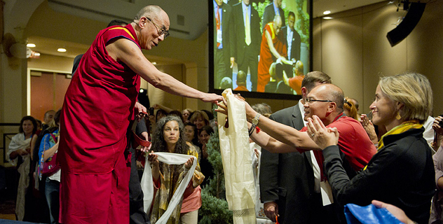 Его Святейшество Далай-лама проводит подготовительные ритуалы Калачакры