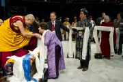 Представители разных стран поздравляют Его Святейшество Далай-ламу с 76-летием. Вашингтон, округ Колумбия, США. 6 июля 2011. Фото: Тензин Чойджор (Офис ЕСДЛ)