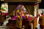 Его Святейшество Далай-лама проводит ритуал освящения места построения мандалы в первый день учений "Калачакра ради мира на Земле". Вашингтон, округ Колумбия, США. 6 июля 2011. Фото: Тензин Чойджор (Офис ЕСДЛ)