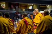 В первый день учений "Калачакра ради мира на Земле" Его Святейшество Далай-лама возглавил подготовительный ритуал очищения пространства. Вашингтон, округ Колумбия, США. 6 июля 2011. Фото: Тензин Чойджор (Офис ЕСДЛ)