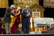 Его Святейшество Далай-лама, Арун Ганди и Мартин Лютер Кинг III. Торжественное празднование дня рождения Его Святейшества Далай-ламы в Verizon Center. Вашингтон, округ Колумбия, США. 6 июля 2011. Фото: Тензин Чойджор (Офис ЕСДЛ)