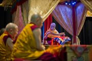 Его Святейшество Далай-лама проводит ритуал освящения места построения мандалы в первый день учений "Калачакра ради мира на Земле". Вашингтон, округ Колумбия, США. 6 июля 2011. Фото: Тензин Чойджор (Офис ЕСДЛ)